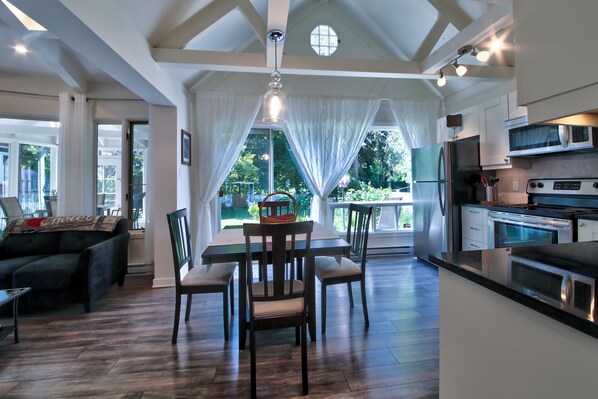 Fridge, microwave, oven, stovetop - Chalet SUR LE Lac, A Quelques PAS DU LAC St-louis (Dorval)