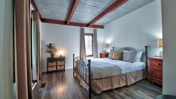 3 bedrooms, desk, iron/ironing board, WiFi