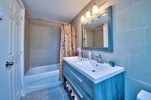 Douche, sèche-cheveux, serviettes fournies, savon