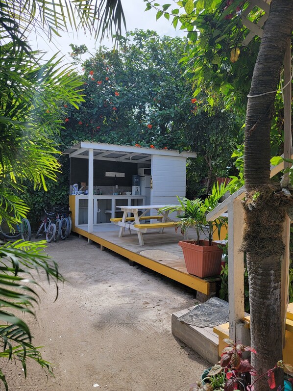 Fridge, microwave, stovetop, toaster - Belize Sea Reef Inn (Caye Caulker)