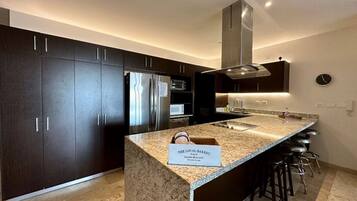 Microwave, coffee/tea maker, cookware/dishes/utensils, dining tables