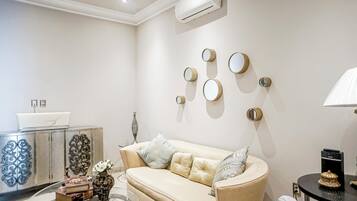 Deluxe Apartment, City View | Living area