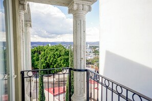 Deluxe Apartment, City View | Balcony - Luxury Apt with Balcony l León Gto (León)