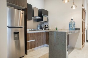 Leilighet – deluxe, byutsikt | Eget kjøkken | Kjøleskap, mikrobølgeovn, kokeplater og kjøkkenutstyr