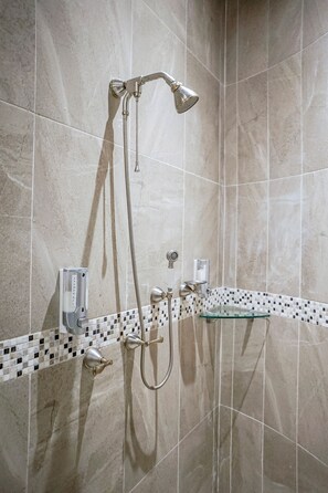 Deluxe Apartment, City View | Bathroom - Luxury Apt with Balcony l León Gto (León)