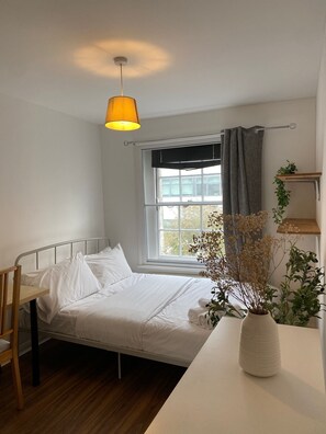 2 habitaciones, tabla de planchar con plancha, wifi y ropa de cama