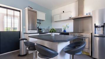 Een koelkast, een microgolfoven, een oven