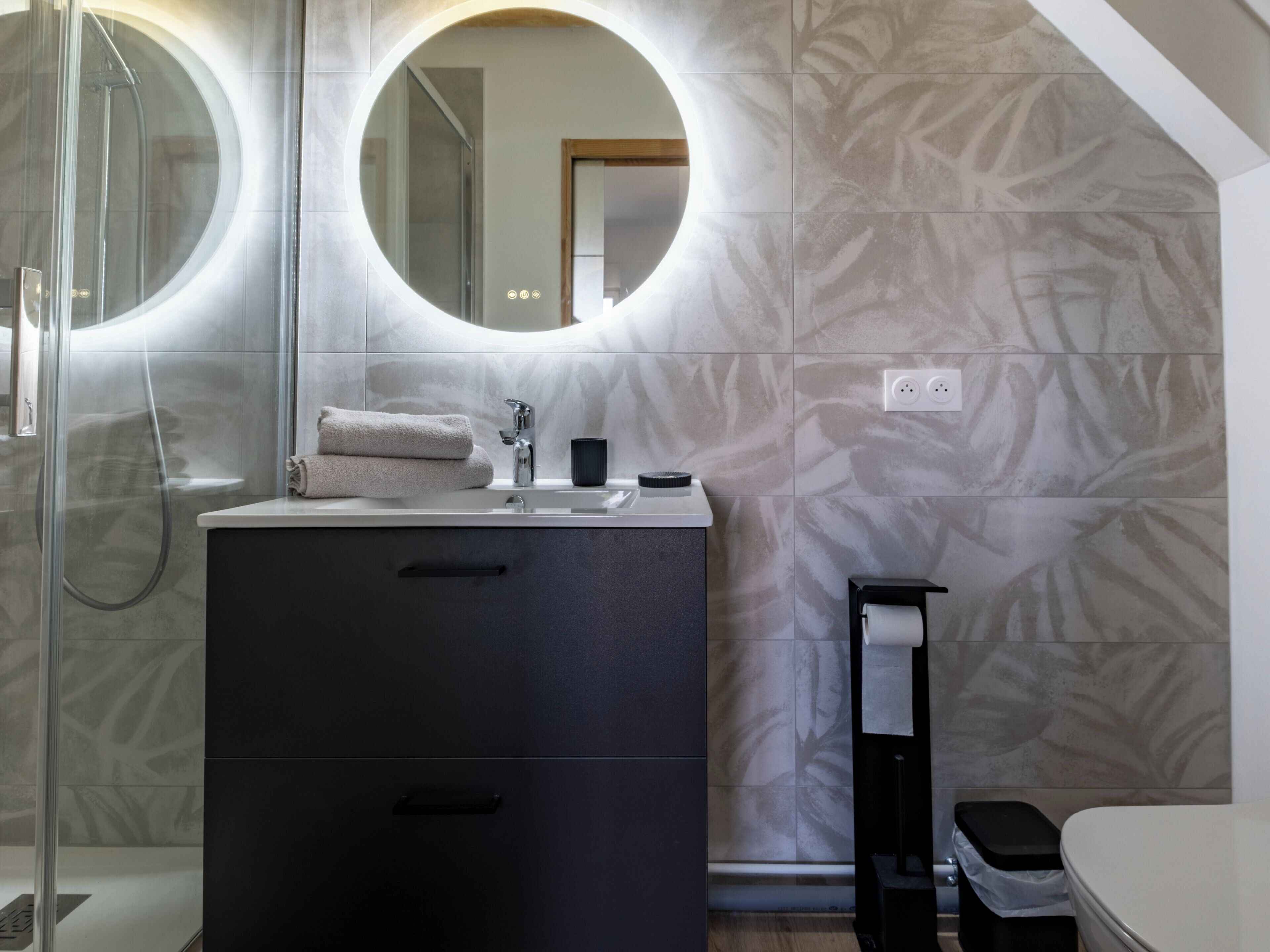 Shower, hair dryer, towels