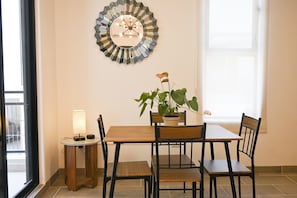 Departamento de lujo, 2 habitaciones, vista a la alberca | Comedor