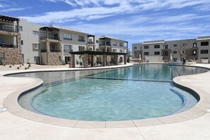 Una piscina al aire libre