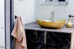 Douche, serviettes fournies, savon, papier toilette