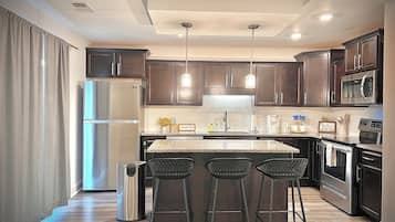 Microondas, horno, parrilla de estufa y lavavajillas