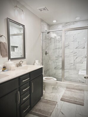 Bruser, hårtørrer, håndklæder, Sæbe