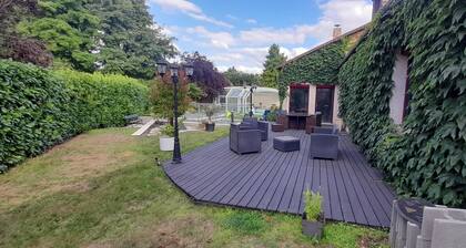 House with swimming pool next to the 24h race circuit and the European Horse Pole