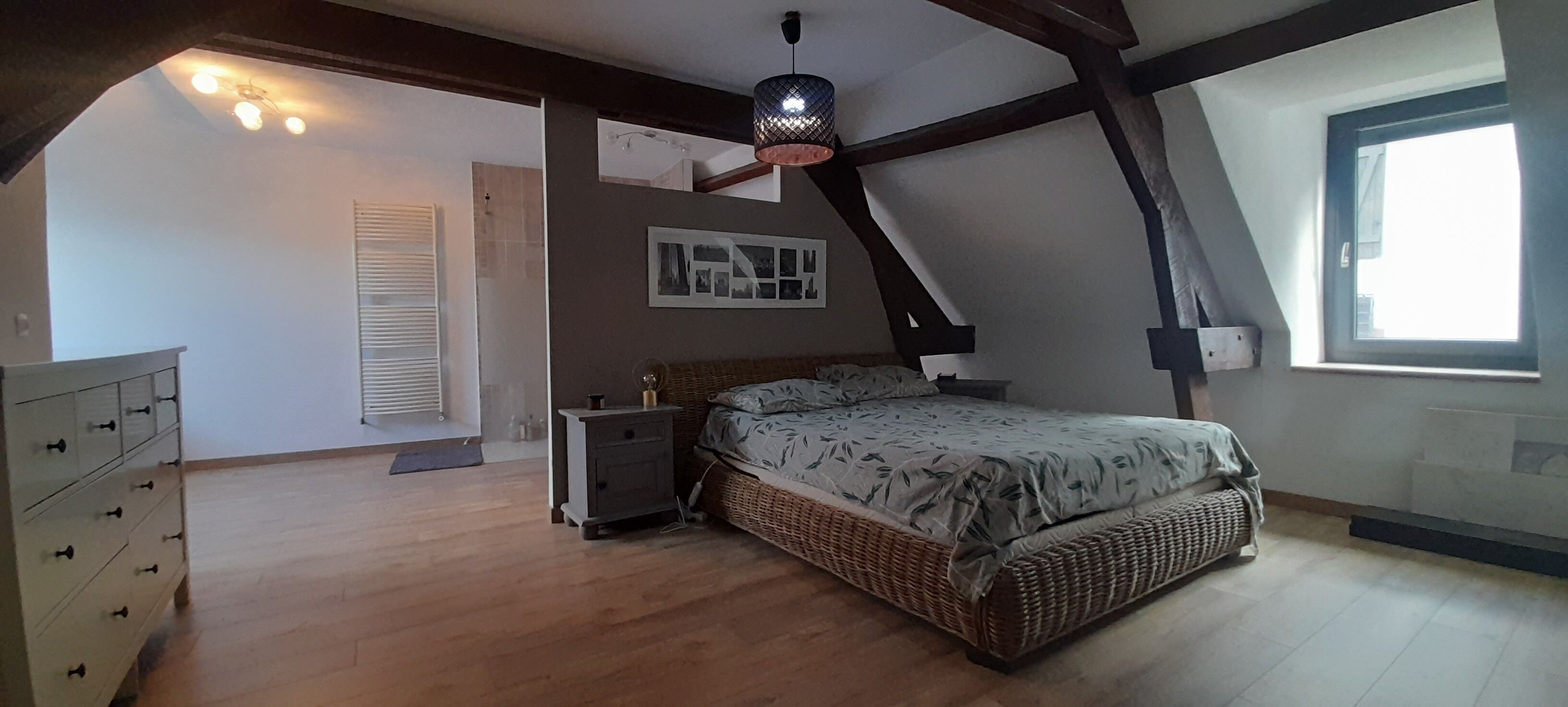 5 habitaciones, tabla de planchar con plancha, wifi y ropa de cama 