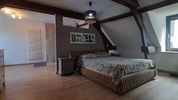 5 habitaciones, tabla de planchar con plancha, wifi y ropa de cama