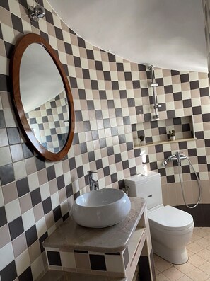 Serviettes fournies, savon, papier toilette