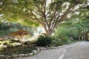 Property grounds - Luxury Villa with Private Pool & Hot Tub (Los Angeles)