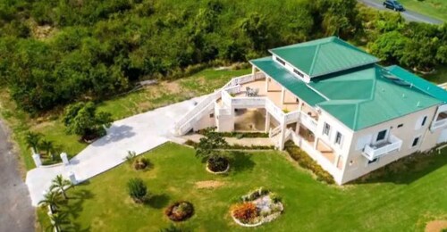 Luxury 3,000SF, 6 guests, 3 BR, 3 BA, Free Wi-Fi, AC, 5-10 Min beaches.