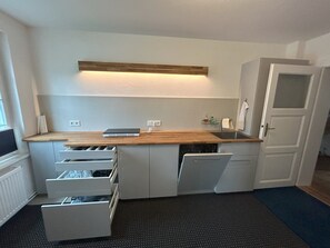 Fridge, microwave, stovetop, dishwasher