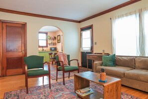 Living area - Charming 2-bedroom cottage in delightful Peoria with WiFi, AC (Peoria)