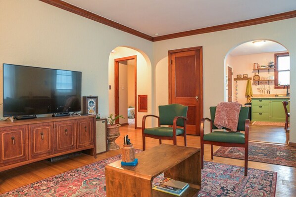 Interior - Charming 2-bedroom cottage in delightful Peoria with WiFi, AC (Peoria)