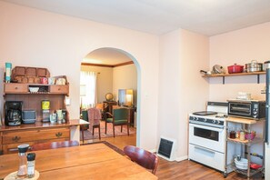 Interior - Charming 2-bedroom cottage in delightful Peoria with WiFi, AC (Peoria)