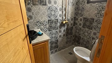 Towels, soap, shampoo, toilet paper