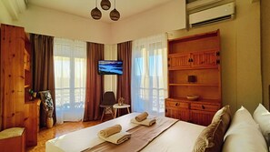 4 bedrooms, desk, iron/ironing board, WiFi