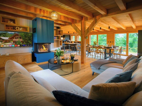 Televisión, chimenea, estéreo