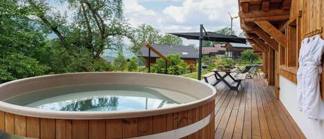 Outdoor spa tub