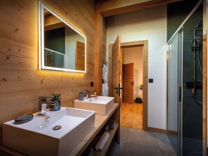 Suihku, hiustenkuivaaja, pyyhkeet