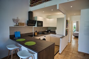 Frigorifero, microonde, forno, piano cottura