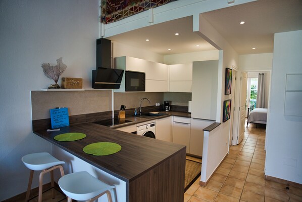 Kylskåp, mikrovågsugn, ugn och spishäll