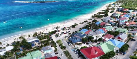 Chaises longues, serviettes de plage