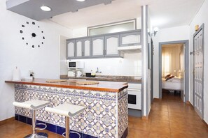 Microwave, oven, stovetop, coffee/tea maker - Home2Book Radiant Apt, Pool & Terrace Las Américas (Arona)