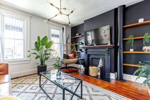 Casita Verde | Living area | 55-inch Smart TV with digital channels, Netflix, Hulu - Jungle House Urban Lofts – Arena District & Short North (Columbus)