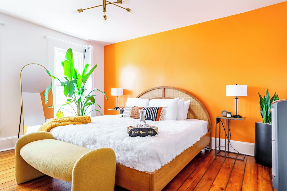 2 bedrooms, Egyptian cotton sheets, premium bedding, memory-foam beds