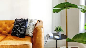 Maison Luxe, cuisine, niveau Exécutif | Coin séjour | TV connectée de 55 pouces avec chaßnes numériques, Netflix, Hulu