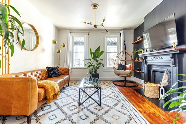 Casita Verde | Living area | 55-inch Smart TV with digital channels, Netflix, Hulu - Jungle House Urban Lofts – Arena District & Short North (Columbus)