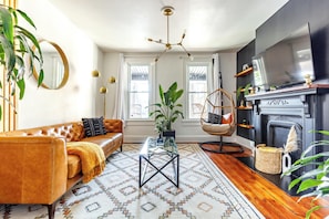 Maison Luxe, cuisine, niveau Exécutif | Coin séjour | TV connectée de 55 pouces avec chaînes numériques, Netflix, Hulu