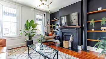 Casa superluxo, cozinha, no andar executivo | Área de estar | Smart TV 55 polegadas com canais digitais, Netflix, Hulu