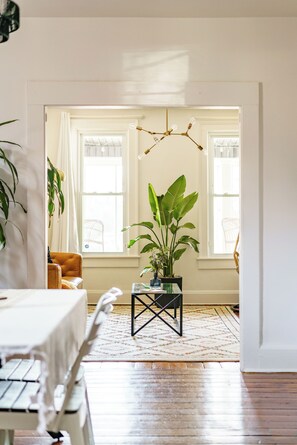 Casita Verde | Dining room - Jungle House Urban Lofts – Arena District & Short North (Columbus)