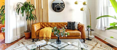 Casa de lujo, cocina, piso ejecutivo | Área de sala de estar | Smart TV de 55 pulgadas con canales digitales, Netflix y Hulu