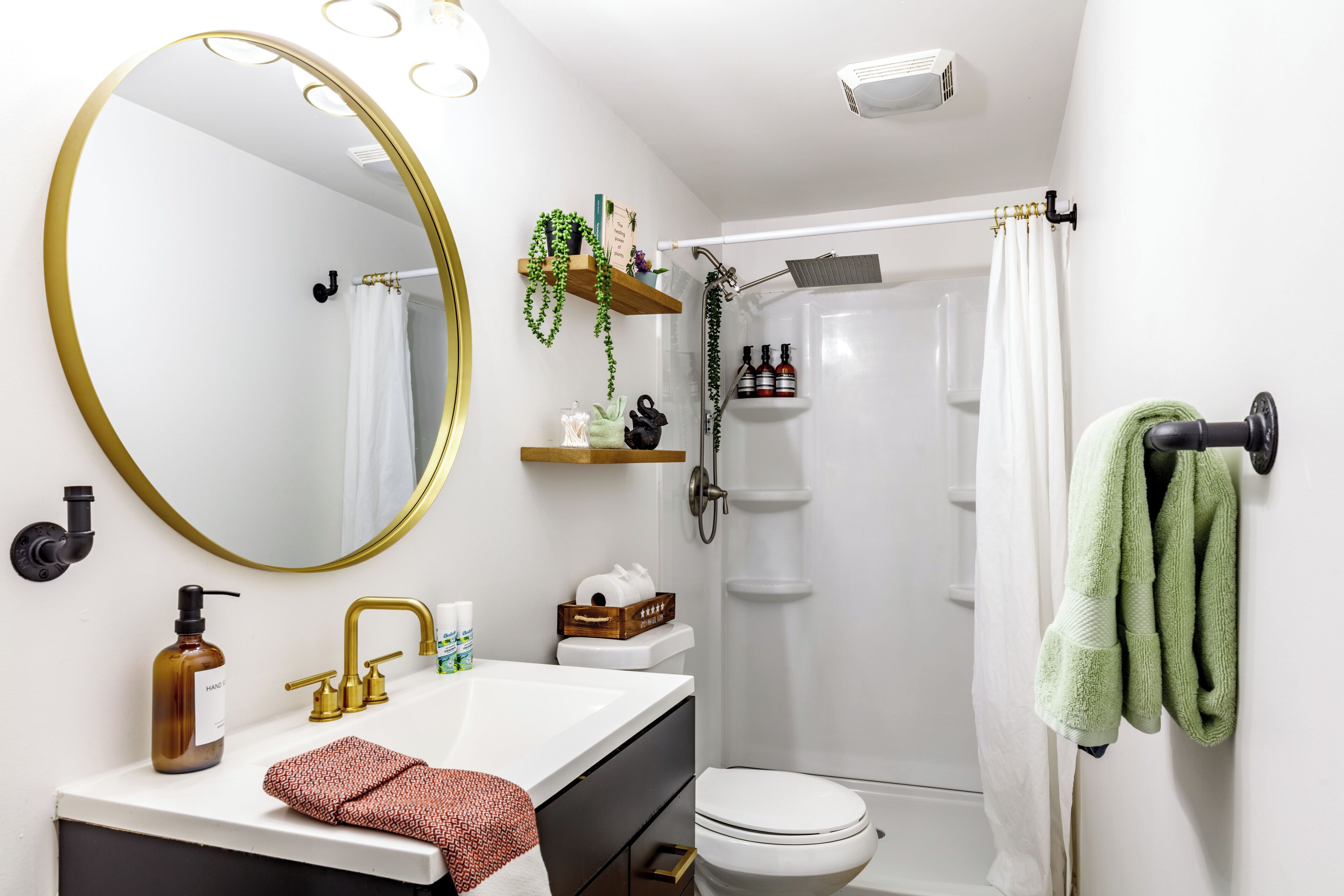 Casita Verde | Bathroom | Rainfall showerhead, eco-friendly toiletries, hair dryer, towels