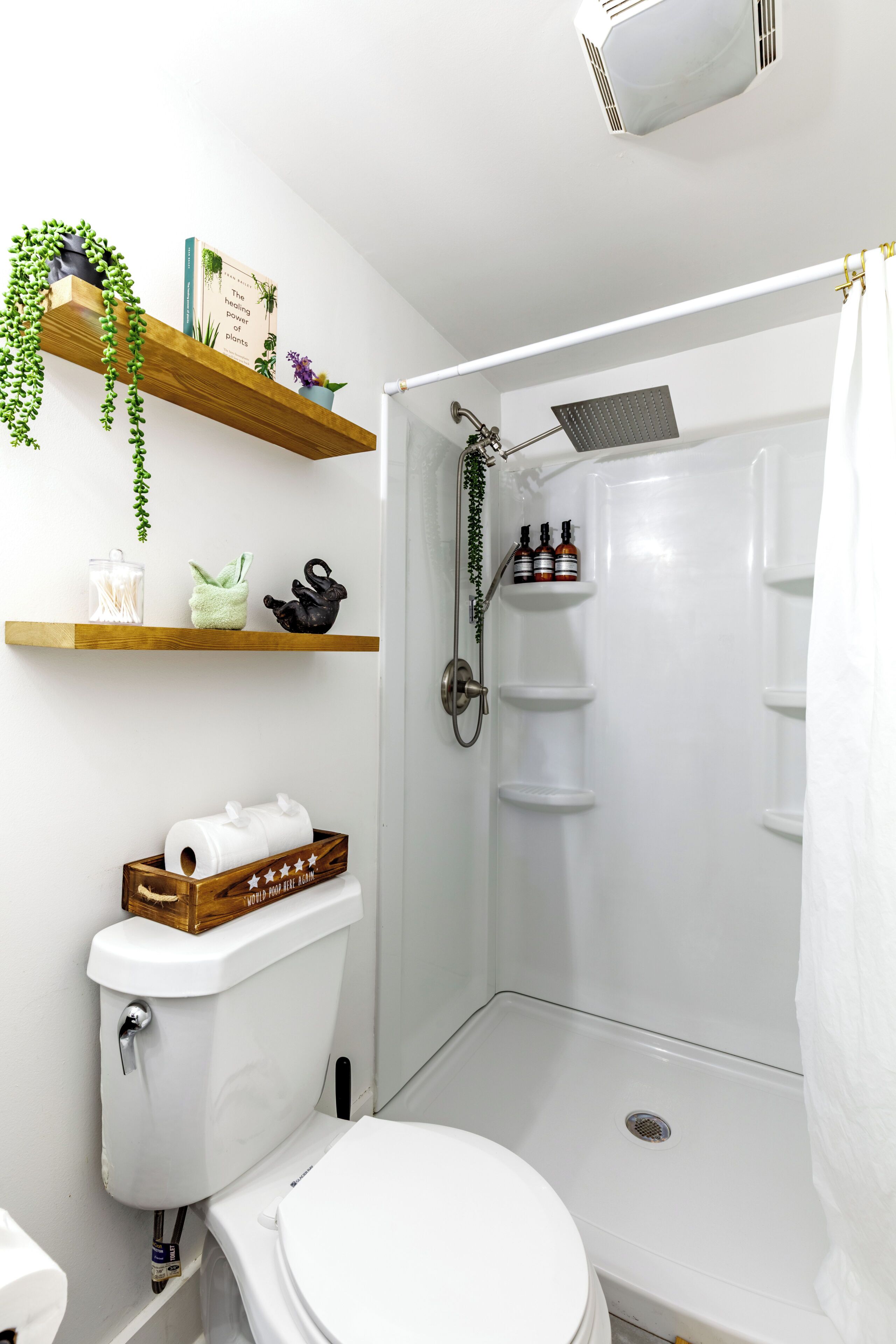 Articles de toilette de luxe, sèche-cheveux, serviettes fournies, savon