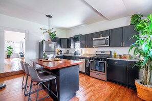 Casa Deluxe, 2 habitaciones, en esquina | Cocina privada | Refrigerador con congelador, microondas, horno y parrilla de estufa 