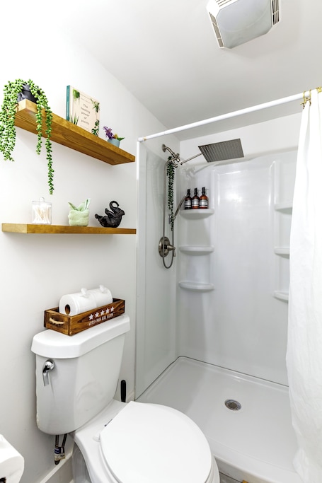 Luxury-Haus, Küche, Executive-Etage | Badezimmer | Regendusche, umweltfreundliche Kosmetikartikel, Haartrockner, Handtücher