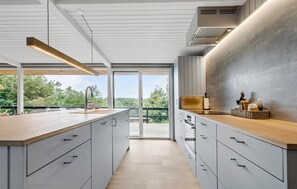 Frigorifero, forno, piano cottura, lavastoviglie