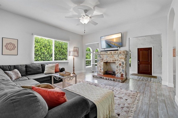 Smart TV, computer monitors